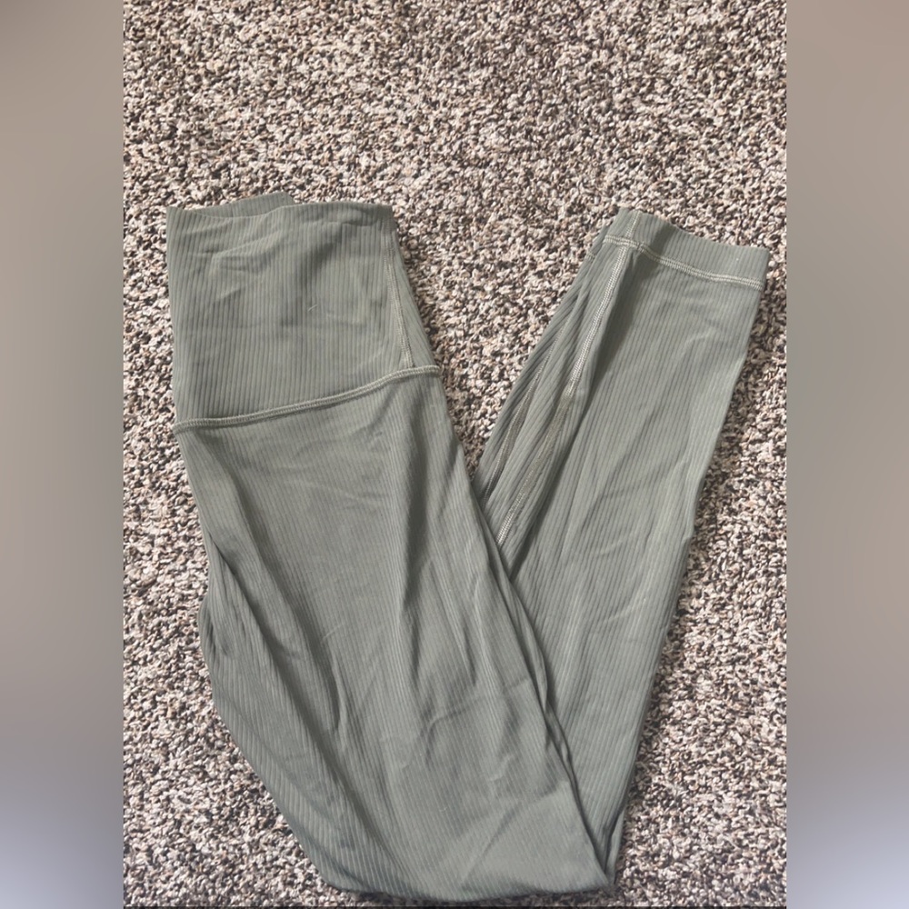 Lulu size 6 ribbed leggings
